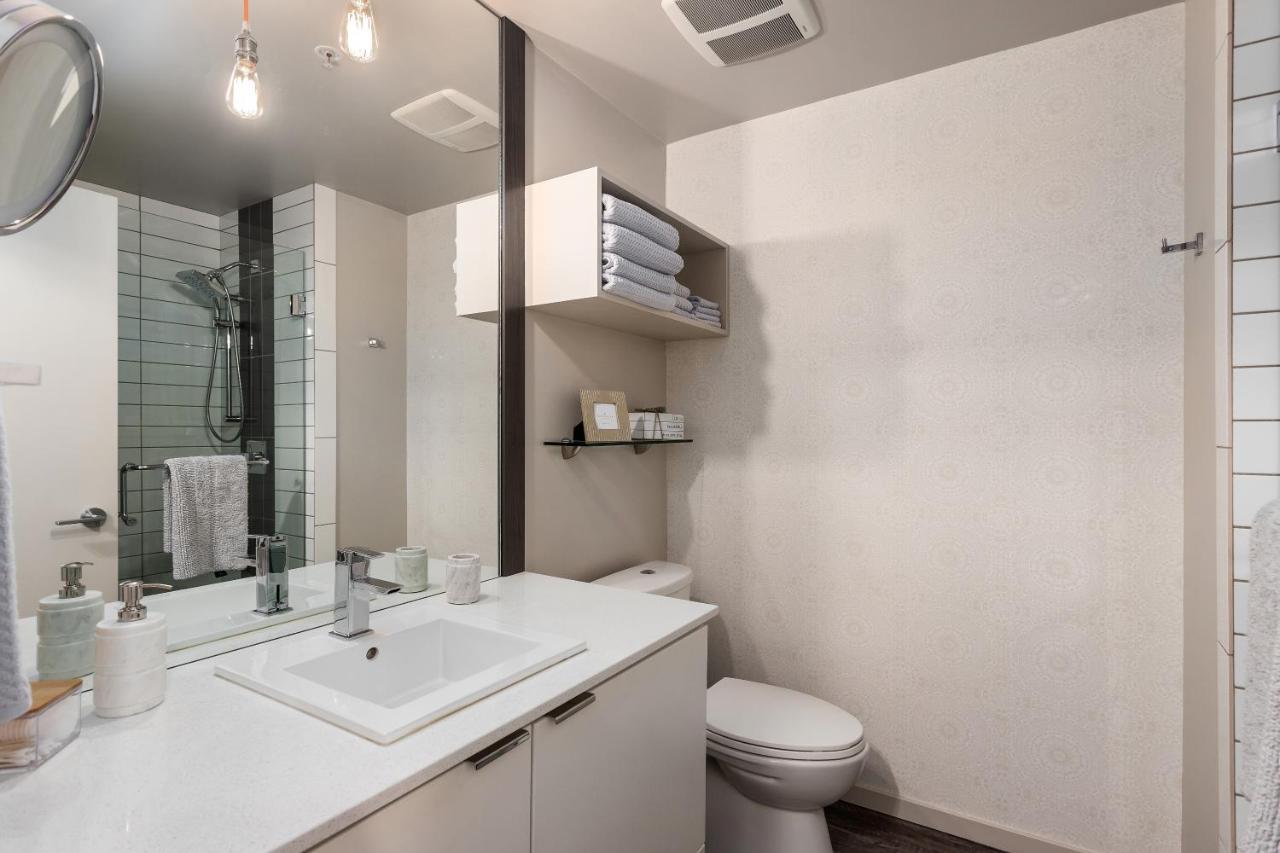 Corner Nest - Luxury Brand New Top Floor 2Bedroom Condo 킬로나 외부 사진