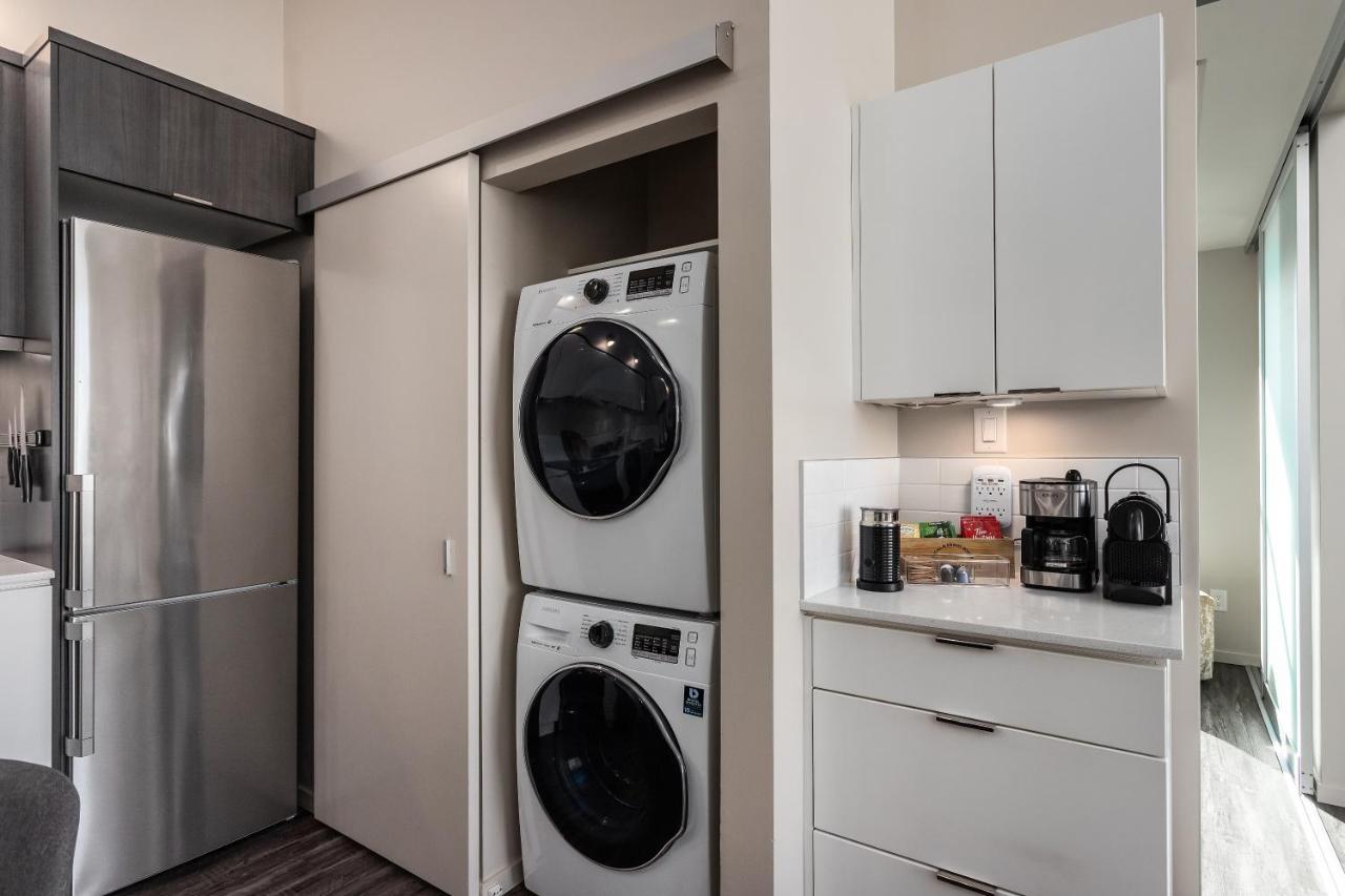 Corner Nest - Luxury Brand New Top Floor 2Bedroom Condo 킬로나 외부 사진