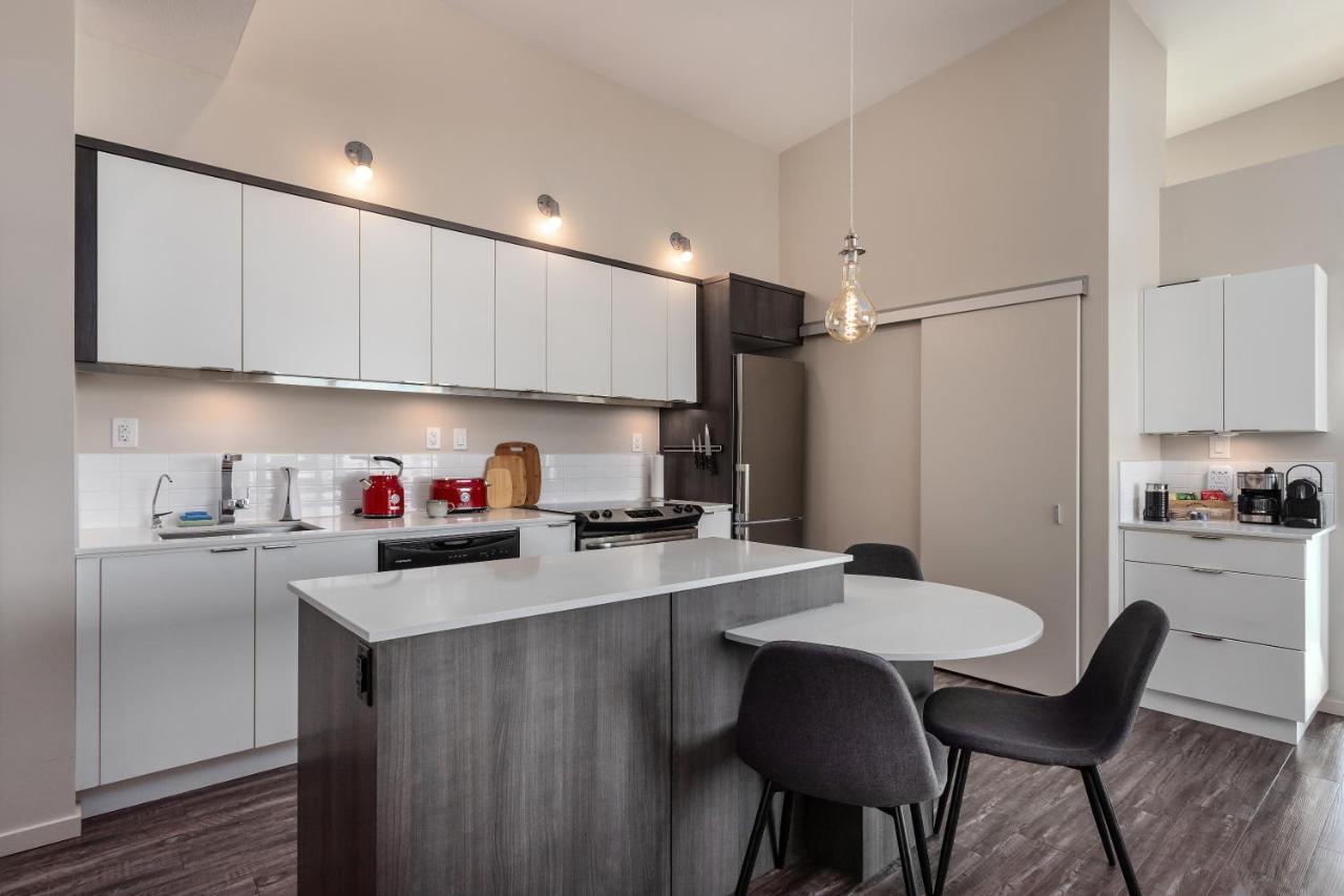 Corner Nest - Luxury Brand New Top Floor 2Bedroom Condo 킬로나 외부 사진