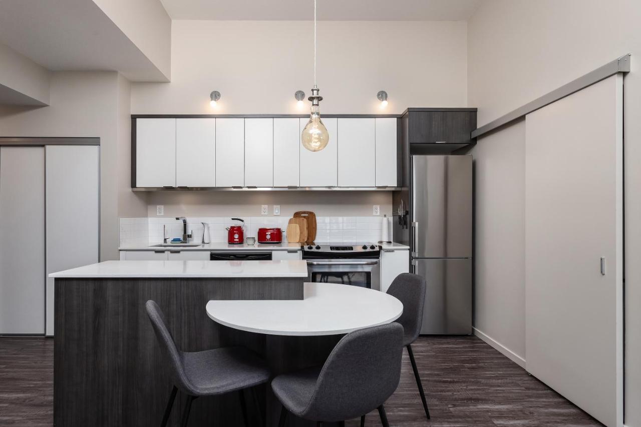 Corner Nest - Luxury Brand New Top Floor 2Bedroom Condo 킬로나 외부 사진