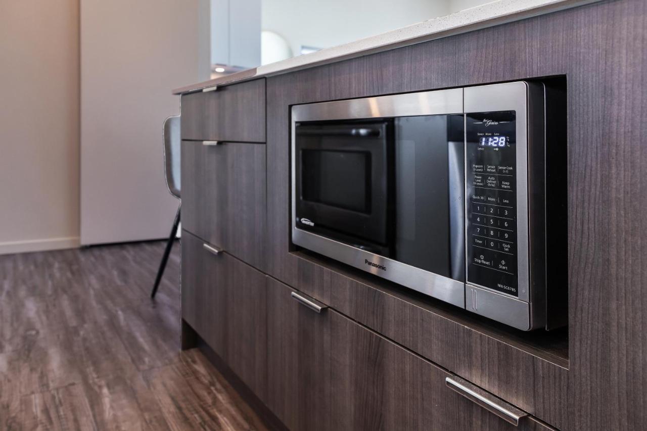 Corner Nest - Luxury Brand New Top Floor 2Bedroom Condo 킬로나 외부 사진